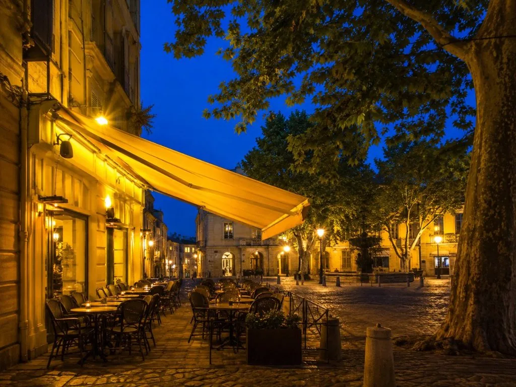 La place du Forum à Arles, cette place avec le café que Van Gogh a peint en 1888