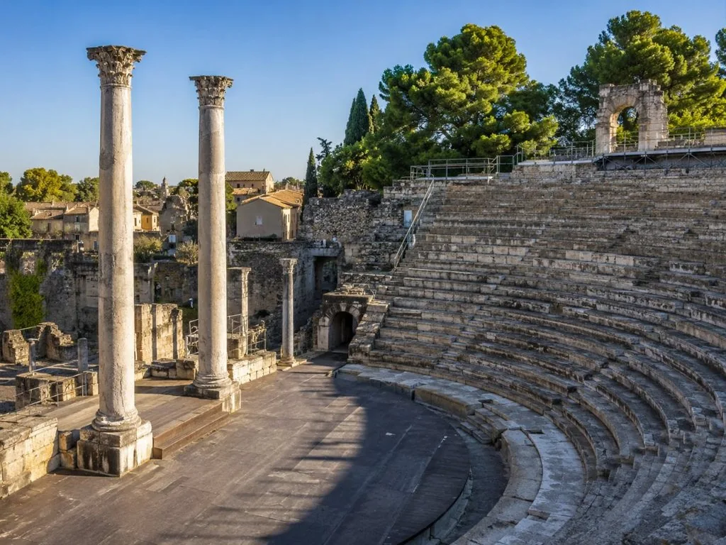 Le Théâtre antique d’Arles avec ses deux colonnes encore debout, à 200 m de l’amphithéâtre