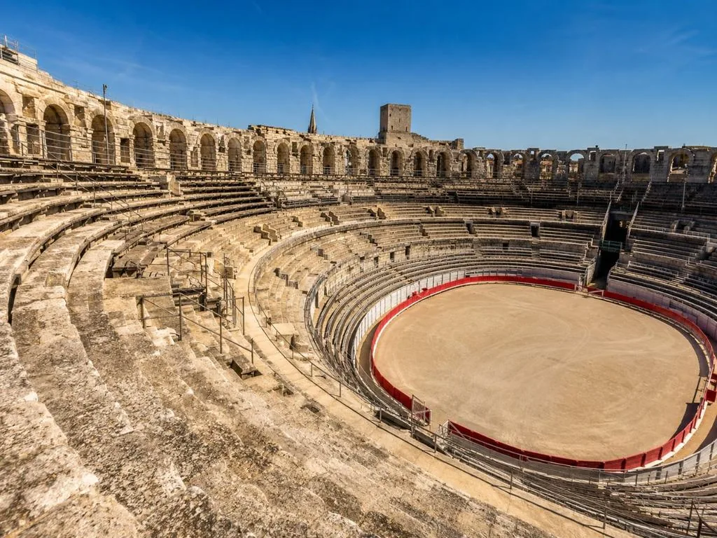 Les gradins des Arènes d’Arles vus depuis la piste, environ 34 rangées de sièges en pierre